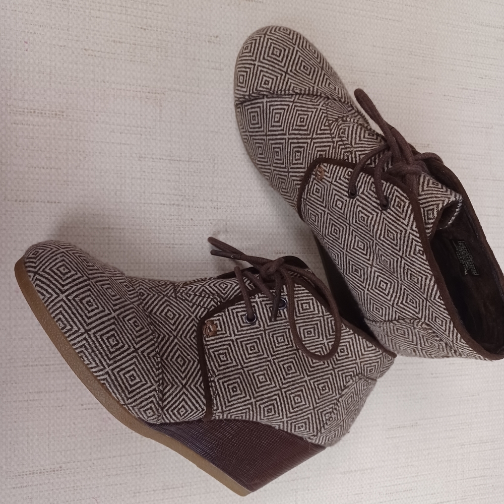 Tom's wedge lace up diamond shoes 6.5